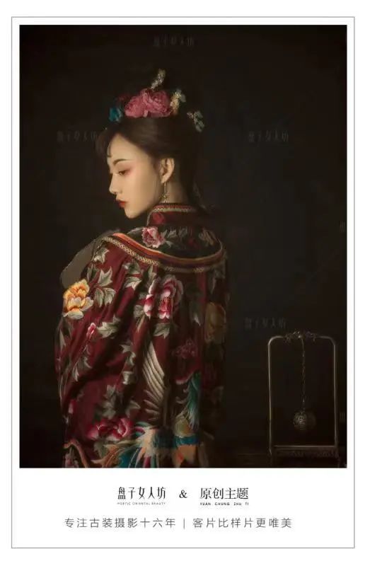 【盘子女人坊·领略大美国风】现价99元抢购门市价1888元的【古风大型连锁品牌摄影套餐】,两套精品区服饰+自带便装一套、5寸手工册一本、6张照片入册、7宫格照片墙一组...20寸木质相框一个、钱夹卡2张、【还可携带一名1.2米以下儿童拍摄亲子照】。着盛装遇明媚春光,拍古风留璀璨年华。【盘子女人坊重庆旗舰店】邀你再现中式秀美,专业、周到、精致