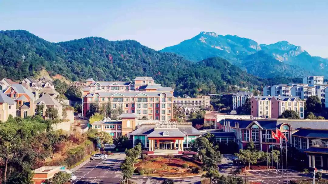 【九江庐山·东林假日温泉酒店】来东林温泉感受春日泡温泉的惬意!218元享门市568元双人度假套票!含高级酒店客服一间+2大2小温泉券+2大2小自助早餐劵