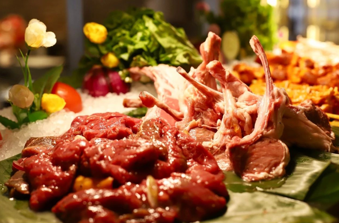 【元旦周末通用·希尔顿环球美食记】暖胃又鲜美的羊肉汤锅啦!现仅128元抢门市价393元【一大一小超值自助晚餐】!在城市灯火璀璨处,感受来自深海的鲜美海鲜、草原上的娇嫩羊排,或是新奇独特的异国美食,暖冬羊肉小火锅//现煲羊肉汤等等,心动了,那就马上行动!!!