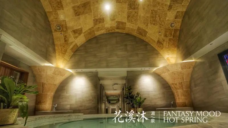 【花溪沐汤泉|日坛北路|免预约】可以免费穿汉服的温泉~躺在床上抬头便是海底世界奇观!仅98元=1大本1小抢门市价158元「花溪沐汤泉门票」=洗浴+汗蒸+特色窑洞+温泉泡汤等~周末节假日不加价!