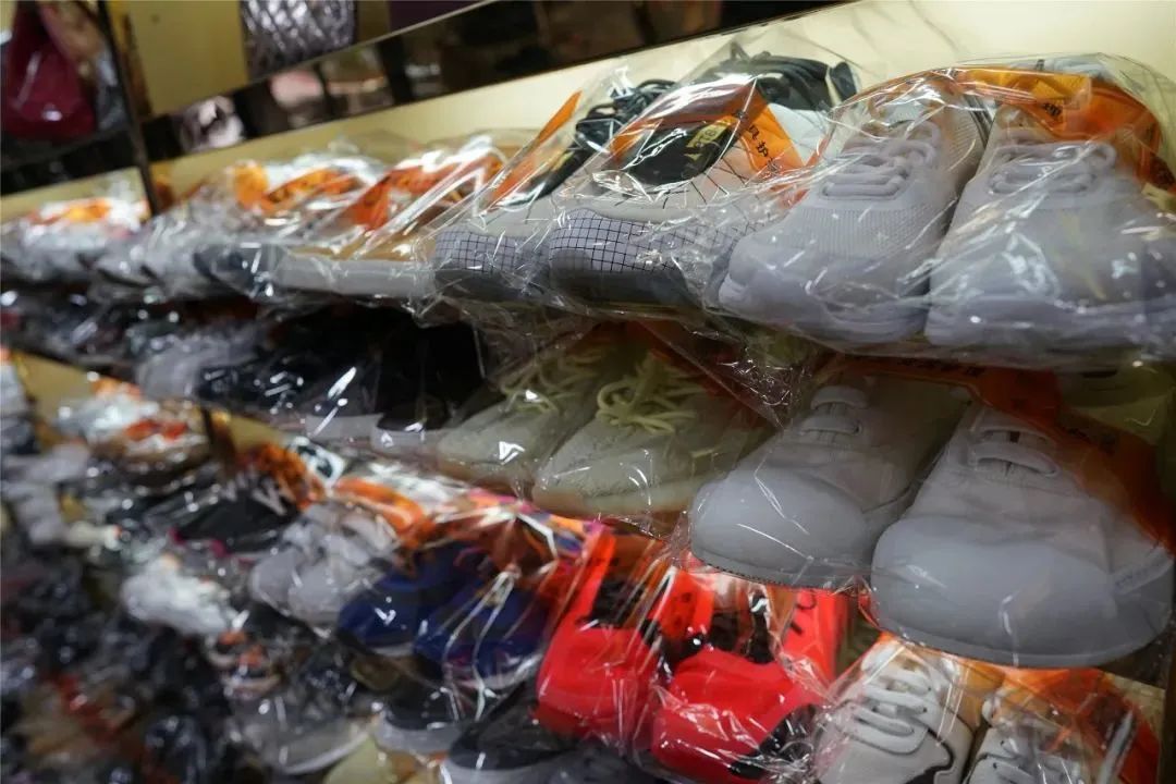 【鞋靴洗护丨顺丰免费上门取送】79元享门市价180元【皮美迩皮具护理】鞋靴洗护套餐,可清理洗护3双鞋靴,3个环节&8道洗护工序~