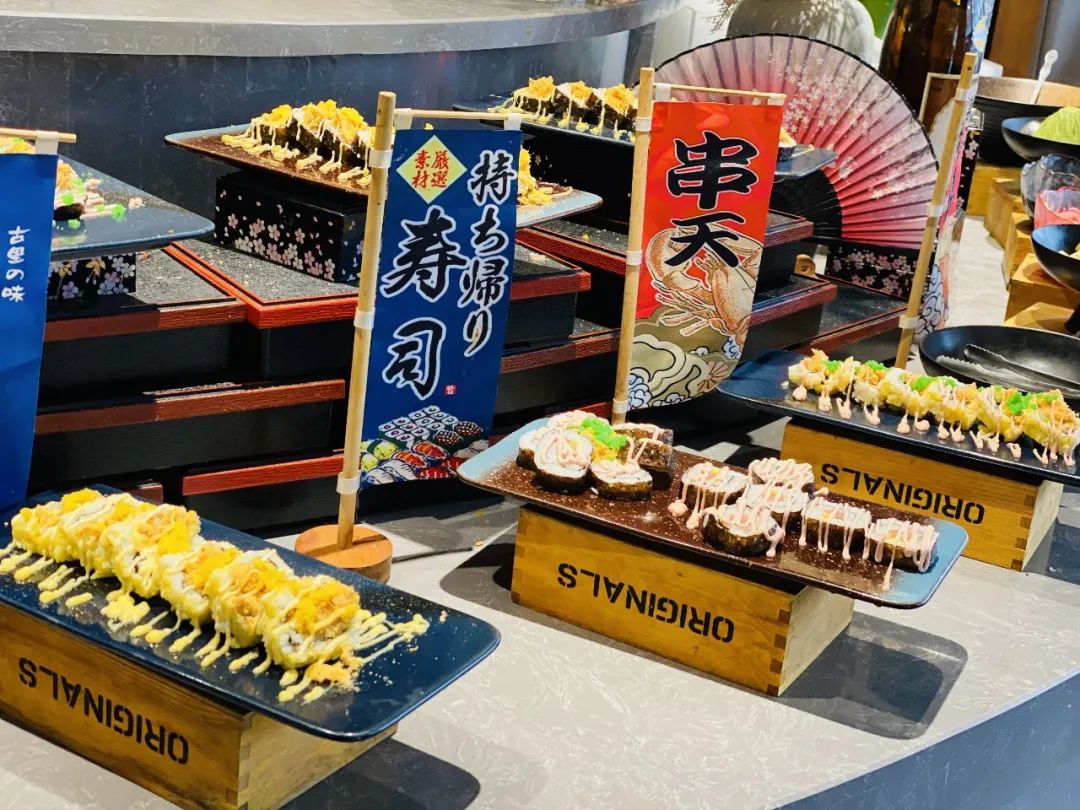【无需预约·两店通用·地铁直达·牛其林自助牛排海鲜烤肉火锅餐厅】这个冬天来一场豪横自助盛宴吧!现仅88元享超划算的1大1小自助套餐!鲍鱼、阿根廷红虾、铁板牛排、海鲜、烧烤、刺身、煎扒、热菜、寿司近300种菜品....更有冰淇淋水果甜品,超丰富品类,畅吃不限量!朋友聚会公司聚餐情侣约会打卡地!