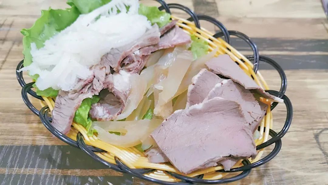 免预约,春节可用【万达广场&牪犇·潮汕鲜牛肉火锅】薅羊毛~仅68元/118元享超值套餐:牛骨锅底+吊龙+牛百叶+贡丸+蟹肉棒+特色本地鸡+牛杂拼盘+牛肉丸……还有超多可口素菜,等你来袭 ~
