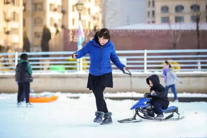【无需预约~天津人家门口的滑雪场】仅99元抢门市价120元的【冰雪节套餐】天津海昌极地海洋公园滑雪场场内8大滑雪项目通玩(极地动物大合集、七彩雪道、疯狂飞碟、超级碗、阿里巴巴大探宝、迷你摩托、雪地飞车、平衡车)等~【天津海昌极地冰雪节 ,承包剩余冬天里的欢乐与惊喜 ,生活中感受不到的欢声笑语 ,极地冰雪节给你!】周末节假日通用不加价