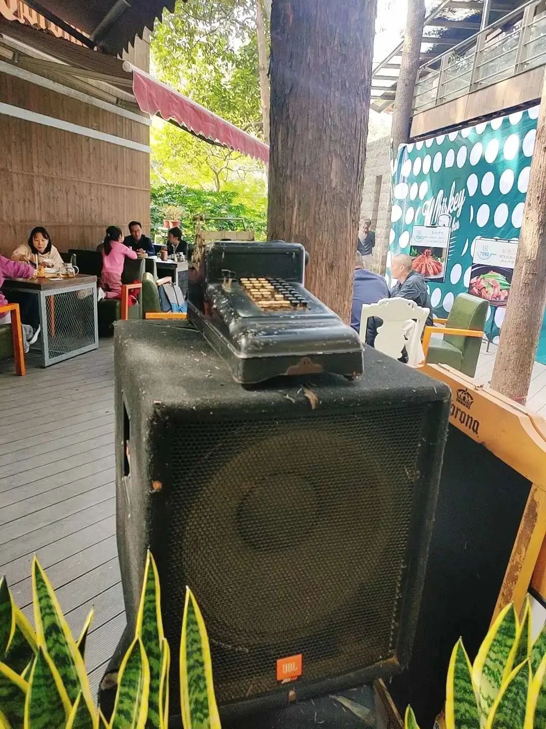 【无需预约·西湖边南山路·12年老店·网红打卡地】品尝地道的庭院私房菜!仅128元享门市价389元【7080庭院餐厅】3-4人餐!√八珍鸡煲暖锅√酱鸭蒸素鸡√庭院小酥肉√生鲜时令蔬菜√农家手工粉丝√黄油煎小米糕√自制马蹄爽~