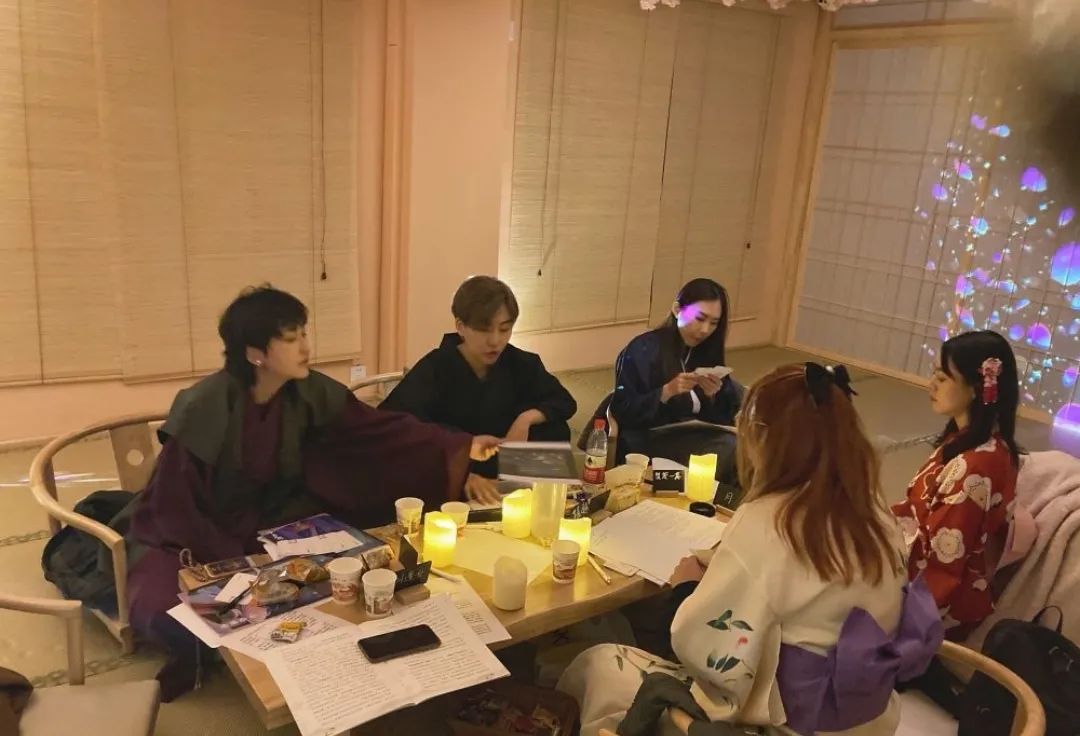 戏精请注意,19.9元抢【盏星神颂·剧本杀推理沉浸剧场】单人门票,《不归》《执伞》《恐山大祭》……开启一场刺激的解谜之旅吧!