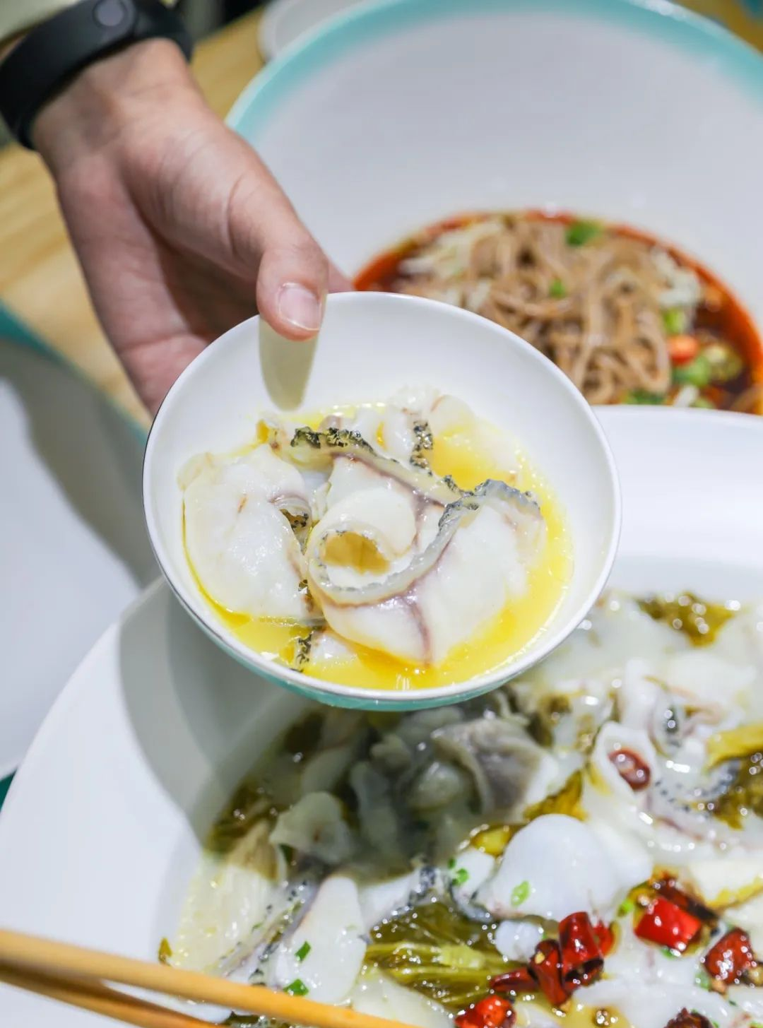 【应广大美食家的需求,再加推一波 | 周中无需预约,周末需提前一天预约】风靡沪上的「溪雨观酸菜鱼」精致手工酸菜鱼来了!【大华虎城店】仅108元抢特惠4人餐,酸菜鱼/青花椒鱼3斤+三黄鸡+鸡丝荞面···凭借一条鱼,圈粉无数,堪称酸菜鱼界的扛把子!