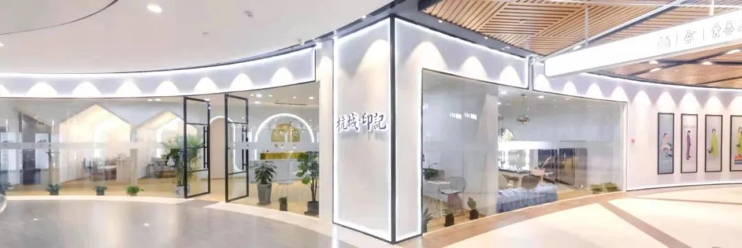 微信图片_20201211114718.jpg 【三店通用!新年全家福】2021牛年新年全家福来【杭城·印记摄影】,冬日的那份温暖,是和家人在一起的时候!59.9元立享门市价2590元的全家福摄影套餐!宝贝牛年拜年服装造型 、一组亲子拜年全家福服装3-4口、一组全新圣诞主题拍摄 ,2对1服务,工作日可额外自选宝贝服装一套 !有意思的温暖事情,【杭城·印记】为你一一实现!