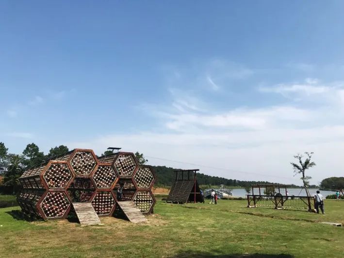 【千千春节专享特惠 南京平山荣逸独栋别墅】1888元享三室独栋别墅6人套餐,2488元享四室独栋别墅8人套餐,2988元享五室独栋别墅10人套餐,精品别墅房+平山森林公园门票+自助早餐,悠然惬意好生活,圆你新年“墅”愿、阖家团圆梦!