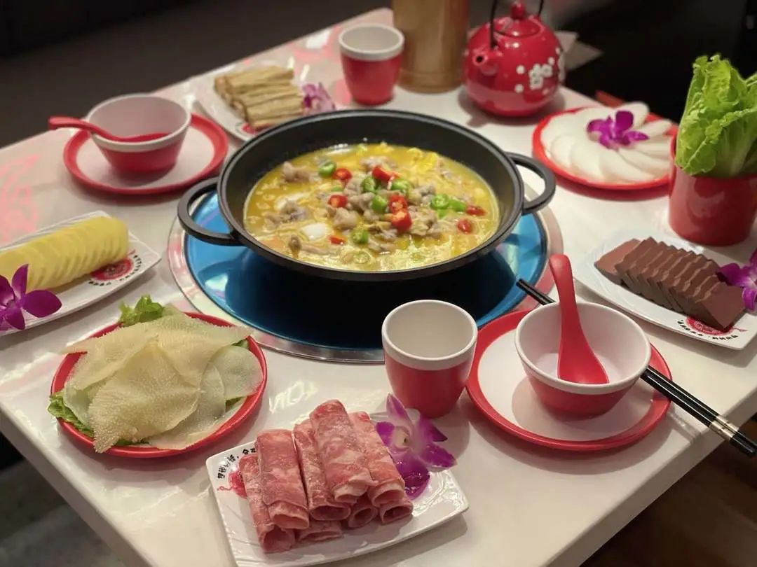 10_9c99626f9348b209c686a69c04fafb6.jpg 【两店通用·无需预约·渝隆莊】在这个春季开启你的肉食盛宴吧~现19.9元/68元可享超值特色锅物A/B套餐,特色蛙锅、火锅鸡、牛腩煲等你来打卡!