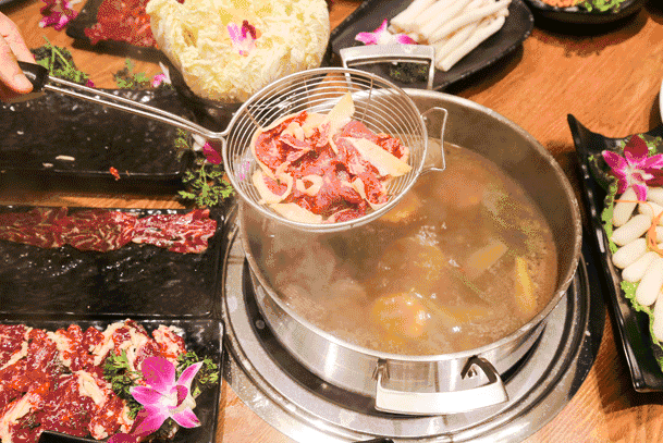 免预约,春节可用【万达广场&牪犇·潮汕鲜牛肉火锅】薅羊毛~仅68元/118元享超值套餐:牛骨锅底+吊龙+牛百叶+贡丸+蟹肉棒+特色本地鸡+牛杂拼盘+牛肉丸……还有超多可口素菜,等你来袭 ~