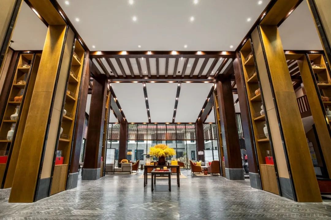 度假精选~【梅岭· 夜泊君亭酒店】超值优惠套餐来袭~现仅需499元就能享门市价899元的住宿游玩套餐!享竹苑高级大床/双床房1间1晚、2大1小早餐(中式套餐/自助早餐)、梅岭时光项目体验券2张(仅限前200名预约)、曼山谷景区成人票2张、不限时免费停车