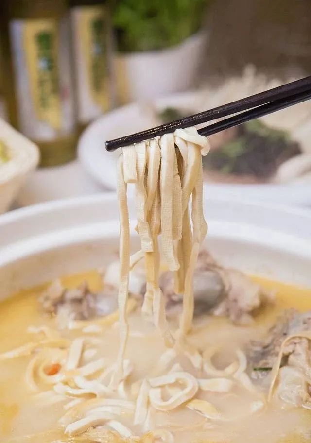 四小时慢熬,让人回味无穷的砂锅筒骨!59元抢【金华砂锅】2-3人餐!砂锅筒骨(四根骨头+千张+辣笋+香肠)、肥牛、白萝卜、鸭血…