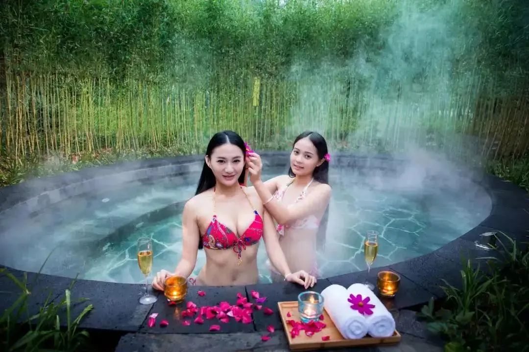 【温泉•滑雪•萌宠】【安吉·君澜度假酒店】上山做神仙,逍遥又自在!仅499元享2天1晚田园房+双人温泉+双早套餐!被绿水青山包裹的星级度假酒店,110亩占地面积,17座私汤池,还有兔子园,孔雀园,儿童乐园……静心万亩竹海间,避世滑雪泡汤池!