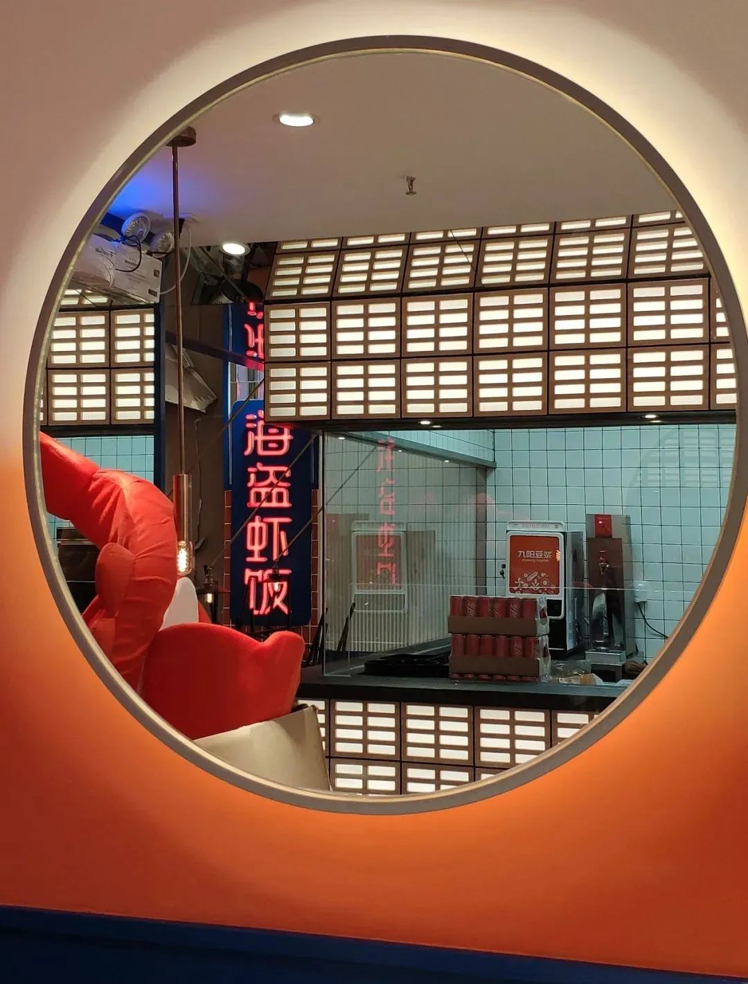 【长宁来福士•无需预约】火爆5年!龙虾饭品类魔都网红店!都市“打工人”的工作餐的不二之选!仅需19.9元抢【海盗虾饭】单人套餐:主食:招牌/麻辣小龙虾盖饭(2选1)+甜品:桂花藕粉小圆子/莲子枸杞雪耳羹(2选1)!男朋友剥好的龙虾饭,你值得拥有!
