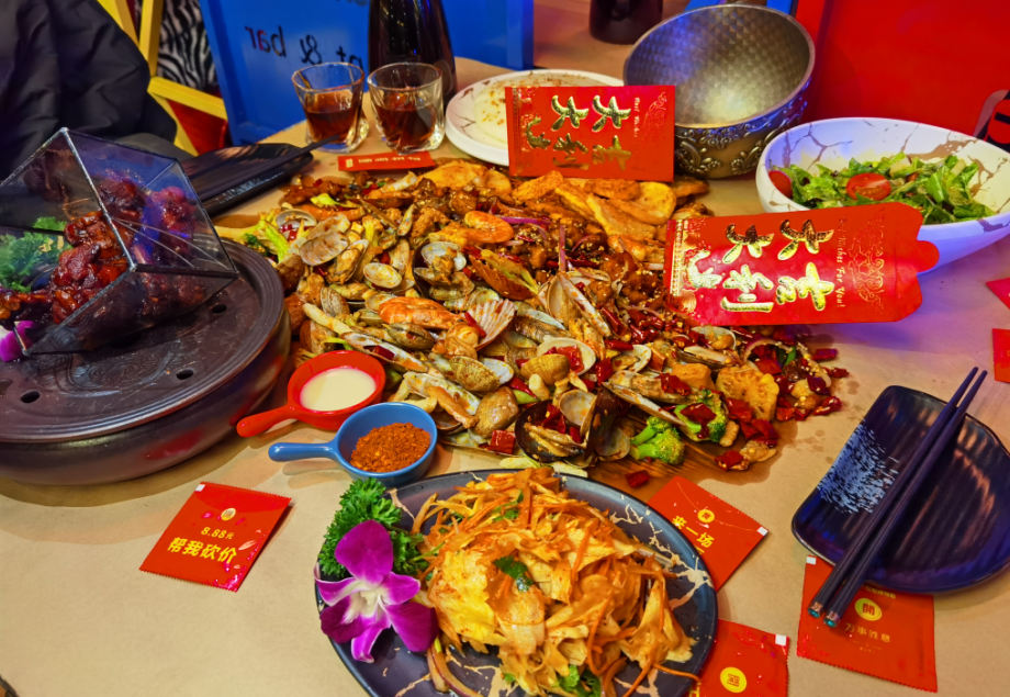【两店通用·网红手抓海鲜】上海传奇海鲜店!仅138元抢【抓麻】超值3-4人套餐,缤纷抓麻、开运大吉土豆片、秘制私房鸡翅 ···凭着一口『麻辣』味道,赢得各路吃货的喜爱,成为上海网红打卡店!