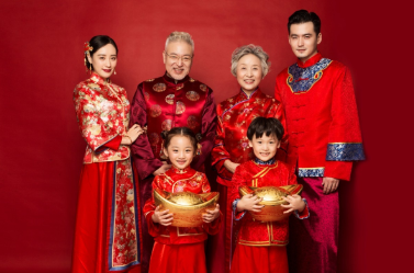微信图片_20201214104659.png 【三店通用!新年全家福】2021牛年新年全家福来【杭城·印记摄影】,冬日的那份温暖,是和家人在一起的时候!59.9元立享门市价2590元的全家福摄影套餐!宝贝牛年拜年服装造型 、一组亲子拜年全家福服装3-4口、一组全新圣诞主题拍摄 ,2对1服务,工作日可额外自选宝贝服装一套 !有意思的温暖事情,【杭城·印记】为你一一实现!