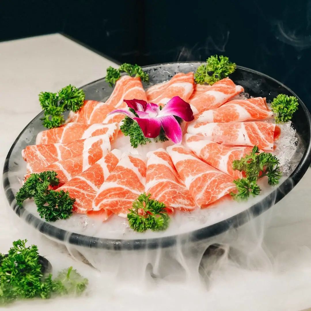 11.jpg 【新店开业·拱墅万达·同人广场双店同庆·杭锅儿筒骨砂锅】隐逸西湖好味道!快来打卡浙江地区本土人气火锅!现仅139元可享杭锅儿超值筒骨砂锅3~4人餐,筒骨砂锅(中锅),谷饲滑牛肉,招牌虾滑,皇冠黑猪梅花肉,厚脸皮,老油条,生菜,白萝卜,金桔柠檬百香果!丰富菜品,开启你的冬日火锅盛宴!