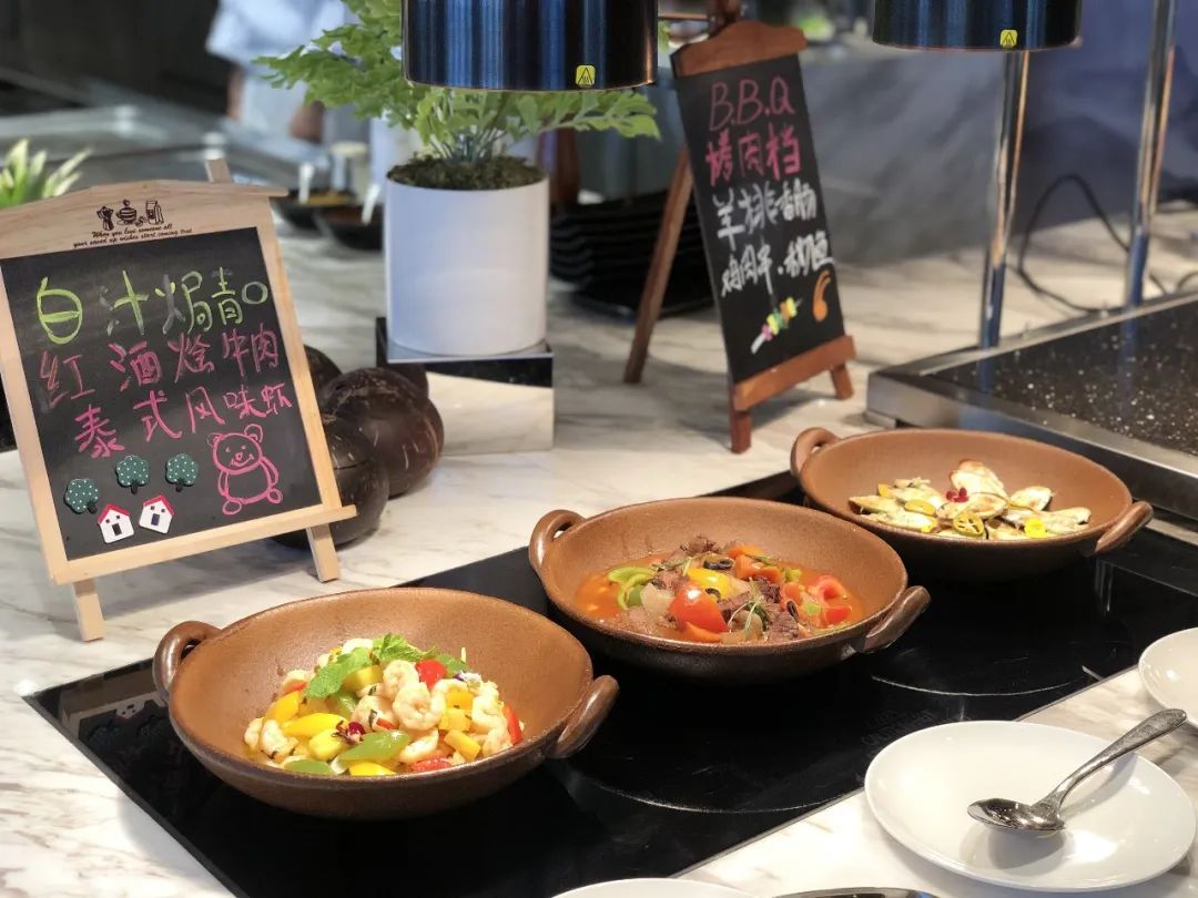 洲际旗下【杭州龙湖滨江天街假日酒店豪华自助·超长有效期·圣诞元旦通用·年终限量发售】仅118元抢门市价327元【滨江天街假日酒店清悦全日餐厅】自助晚餐1大1小!三文鱼、刺身、各式海鲜、牛排羊排、热菜、烧烤、法棍面包、甜品......无限畅吃。享受完美食下楼再逛个街!!商场免费停车三小时