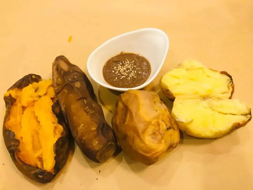 【窑阿婆民间坑烤·三店通用】特色美食,风味十足!土窑美味限时钜惠,仅99元抢门市价286元超值套餐:大鹅一只(约6斤),鸡手一份,麻辣鸡肝, 麻婆面筋,土豆2个,地瓜2个,自制皮冻...超多菜品,吃到扶墙!