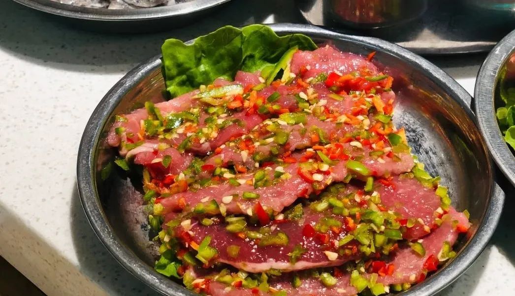 微信图片_20201105095352.jpg 【三店通用|无需预约·平安夜元旦通用·2020年终温暖·全商场店丨颜路边摊火锅】【品牌大众点评2020杭州必吃榜】99元抢门市价303元3人豪华套餐!✔特级肥牛✔双椒牛肉✔活杀牛蛙✔养生乌鸡卷✔鲜虾滑✔龙虾球✔脆骨波波肠✔蟹肉棒......占据杭城多个榜单,时下网红店铺!