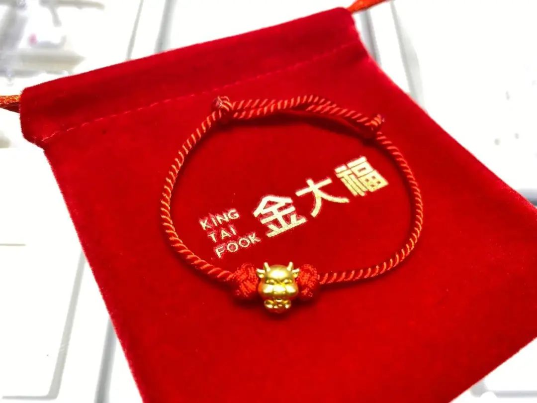 27_微信图片_202012021943211.jpg 【无需预约·金大福·3D足金999小金牛手链/在逃公主手链字项链】低至88元抢金大福福运小金牛手链!还有足金在逃公主手链!金牛送福,让你一整年牛运亨通!五福牛牛,大吉大利!传承传统文化,创造新国潮~送女友~送闺蜜~爱TA就送TA美美的礼物吧~