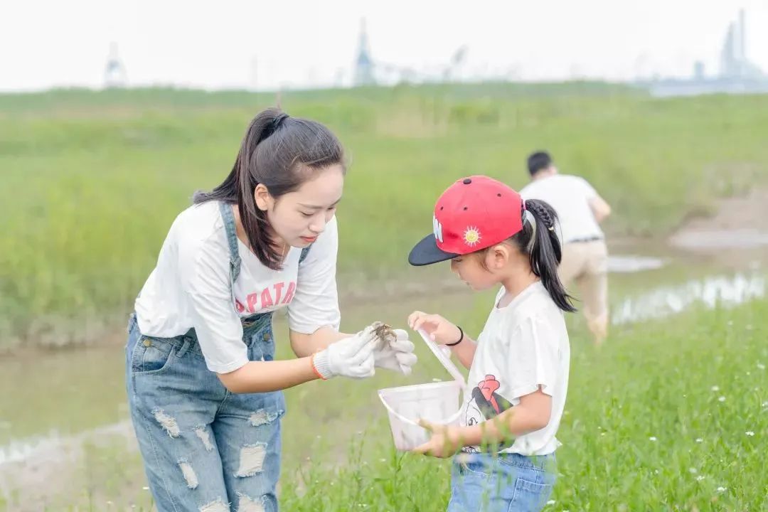 【全家欢乐游 踏青好去处】承包一座岛,吃住玩全含~399元抢超值2大1小亲子套餐!双山岛涵田高尔夫度假村双床房+自助早餐+家庭美食套餐1份(晚餐/自助晚餐)+高尔夫体验+自行车骑行...可以乘坐快艇,从繁华的城市开往纯净的江上慢岛~快和家人一起去赴一场自由惬意的约会!