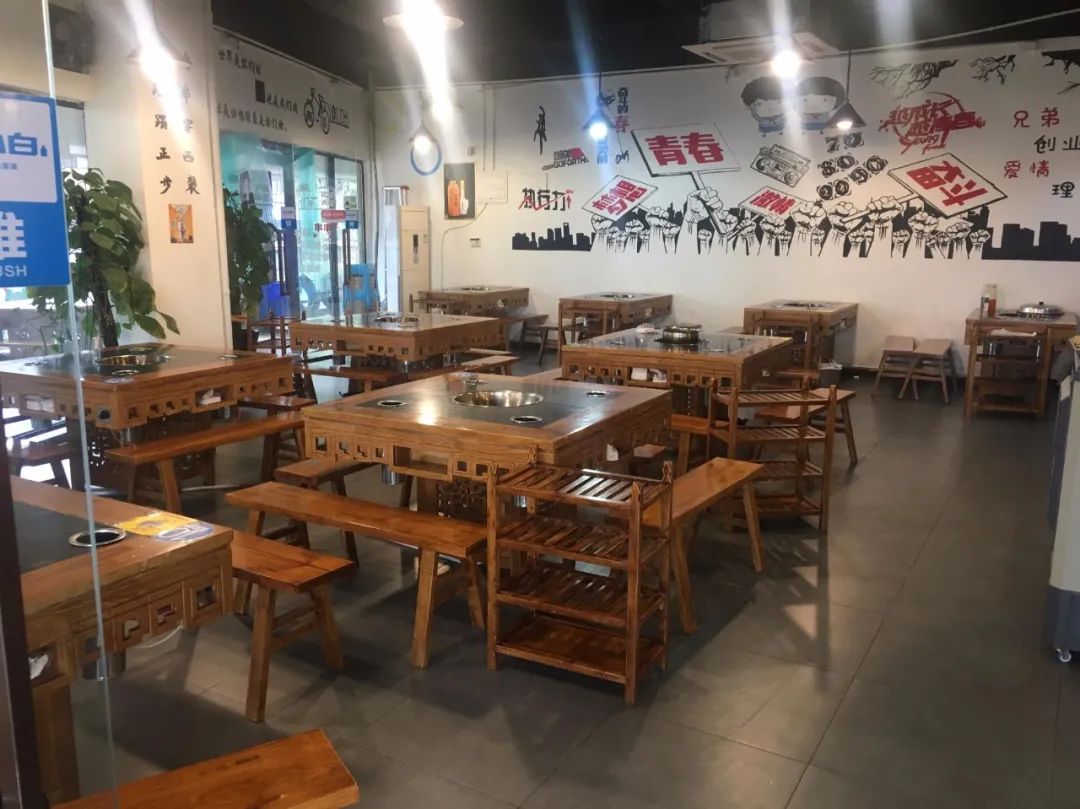 【大学城龙湖U城】现价59.9元抢购【钢管厂坝坝小郡肝串串】,串串1斤任选+红盘*1、白盘*1荤菜自选+椒盐花生,谁说冬至就要吃饺子羊肉,重庆火锅串串节日百搭,菜品新鲜分量耿直,冬天的温暖就要吃出来