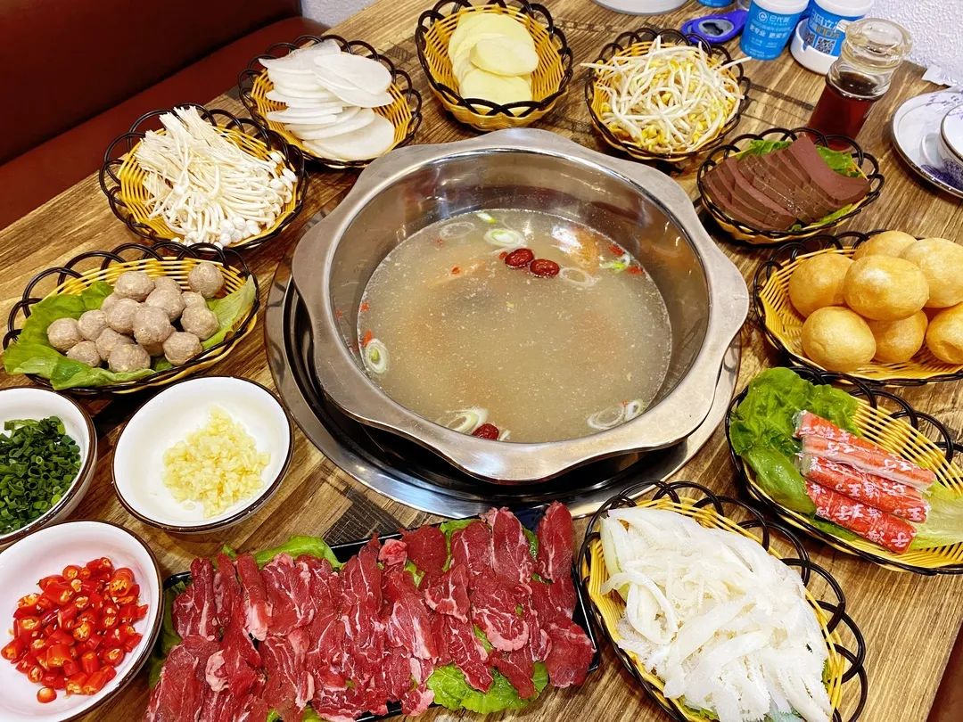 免预约,春节可用【万达广场&牪犇·潮汕鲜牛肉火锅】薅羊毛~仅68元/118元享超值套餐:牛骨锅底+吊龙+牛百叶+贡丸+蟹肉棒+特色本地鸡+牛杂拼盘+牛肉丸……还有超多可口素菜,等你来袭 ~