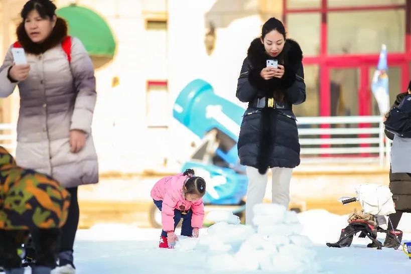 【无需预约~天津人家门口的滑雪场】仅99元抢门市价120元的【冰雪节套餐】天津海昌极地海洋公园滑雪场场内8大滑雪项目通玩(极地动物大合集、七彩雪道、疯狂飞碟、超级碗、阿里巴巴大探宝、迷你摩托、雪地飞车、平衡车)等~【天津海昌极地冰雪节 ,承包剩余冬天里的欢乐与惊喜 ,生活中感受不到的欢声笑语 ,极地冰雪节给你!】周末节假日通用不加价
