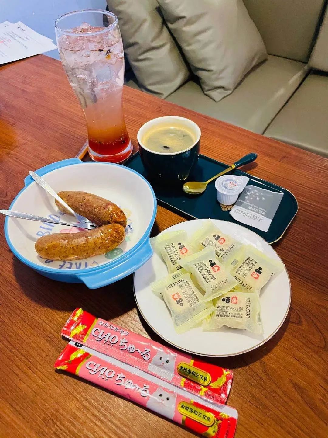 【净月区大学城·橘子猫咖】39.9/59.9元抢门市价210/260元套餐=饮【饮品2杯/薯条1份或精品烤肠2根/猫条2份+门票2鞋套2】 【宠物洗护/耳部护理/剃底毛/清洁肛门腺...】吃喝撸猫,可以泡上一整天!来开启你们的幸福撸猫时刻吧