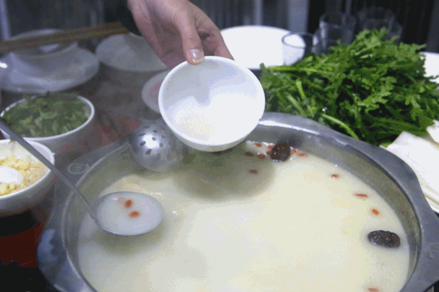 火爆加推!【莲塘/九龙湖2店通用•元旦节假日通用•烤全羊&羊蝎子】69.9元/398元/668元抢186元/898元/1518元的羊蝎子火锅/烤全羊半只/整只套餐!【正是吃羊好时节】羊蝎子2斤、半只烤全羊毛重约16斤、整只烤全羊毛重约32斤……肉食爱好者的天堂~