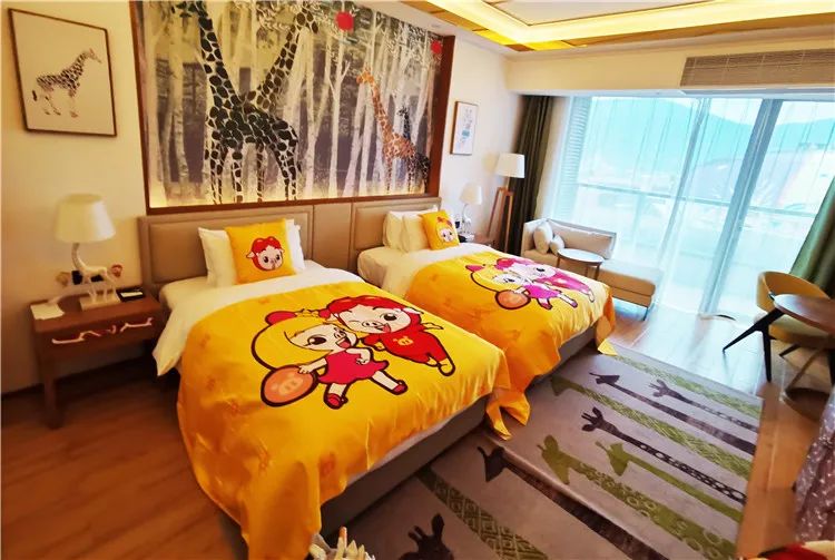 【元旦春节皆可预约】499元起打卡【龙之梦动物世界大酒店】!双旦特惠来袭!动物主题房1晚+双人自助早餐+双人动物世界步行区门票(含免费车行区小火车)+双人图影湿地门票,免费观赏35000平太湖水舞秀!