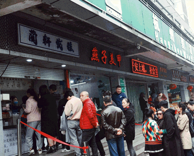 【2店通用|到店自提|无需预约】网红发糕,你以为浪得虚名?【蔺轩发糕】堪称发糕一霸,掀起一股杭儿风,现在仅需9.9元享门市价20元发糕任选两盒,经典原味发糕、招牌桂花发糕、桃桃仙黄桃发糕、风味蔓越莓发糕、飘香核桃芝麻发糕、浓郁红糖发糕、小米鸡蛋糕... 开锅五分钟就卖光的杭州老餮,重度糯叽叽爱好者必吃!