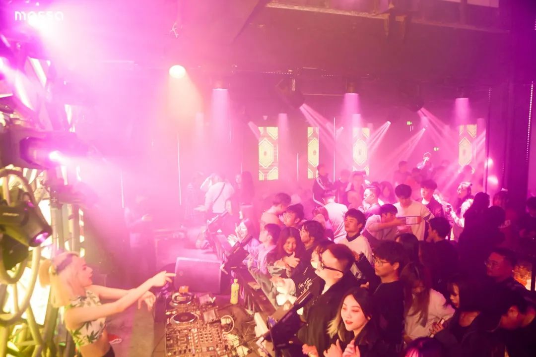 周末节假日通用!【Clubmassa·南京1912街区】诺亚方舟娱乐公司旗下潮炫酒吧!29.9元购门市价900元啤酒套餐。雪花啤酒10瓶+中份果盘...