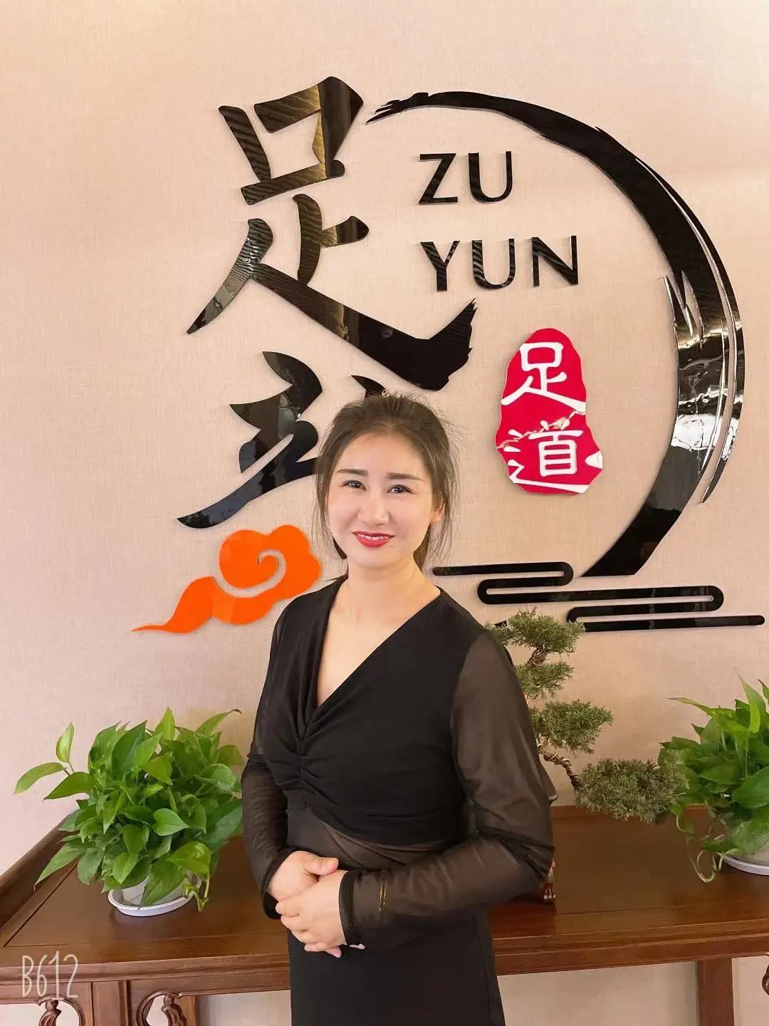 不限购的豪华足道来了~【城西银泰商圈旁!无需预约!节假日通用!足韵影院式足道·SPA】知名设计师耗资千万打造!杭州知名品牌SPA会所,占地1500㎡!79元抢门市价189元【足韵足道足浴SPA会馆】70分钟套餐;139元抢门市价299元100分钟套餐!头部和背部理疗+腿部放松脚底搓盐+足底+赠送茶水小吃水果…给你的身体来次畅快的体验,回归古法和精油芳香疗法,每一处细节都尽显极致体验!