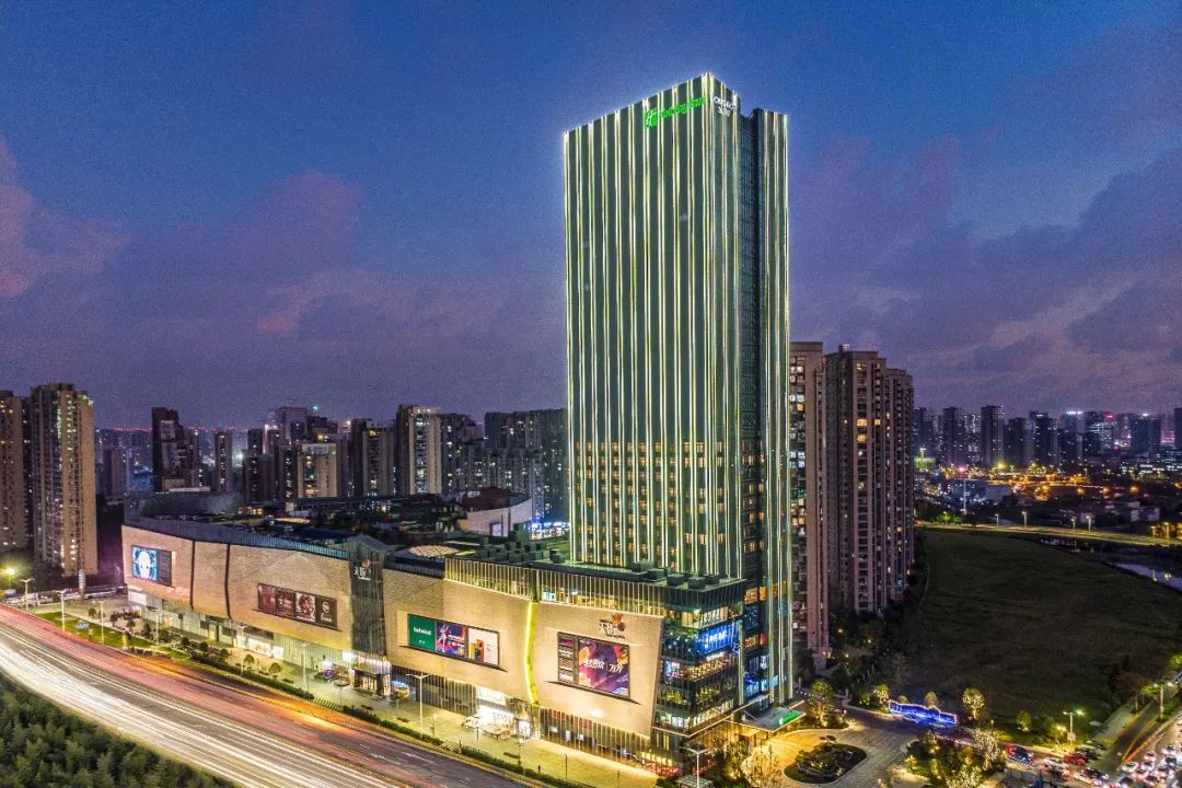 洲际旗下【杭州龙湖滨江天街假日酒店豪华自助·超长有效期·圣诞元旦通用·年终限量发售】仅118元抢门市价327元【滨江天街假日酒店清悦全日餐厅】自助晚餐1大1小!三文鱼、刺身、各式海鲜、牛排羊排、热菜、烧烤、法棍面包、甜品......无限畅吃。享受完美食下楼再逛个街!!商场免费停车三小时