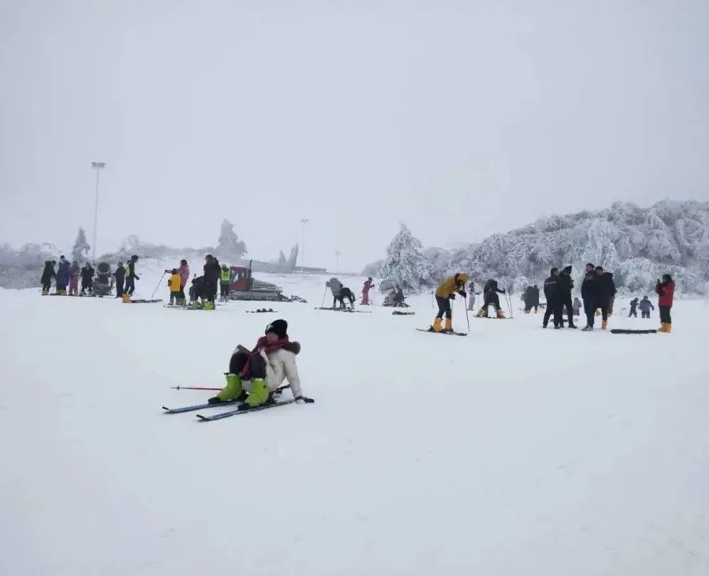 【超级性价比 滑雪者福音】399元起即可享安吉观音堂滑雪场双人门票,全天畅滑感受属于冬天的速度与激情!