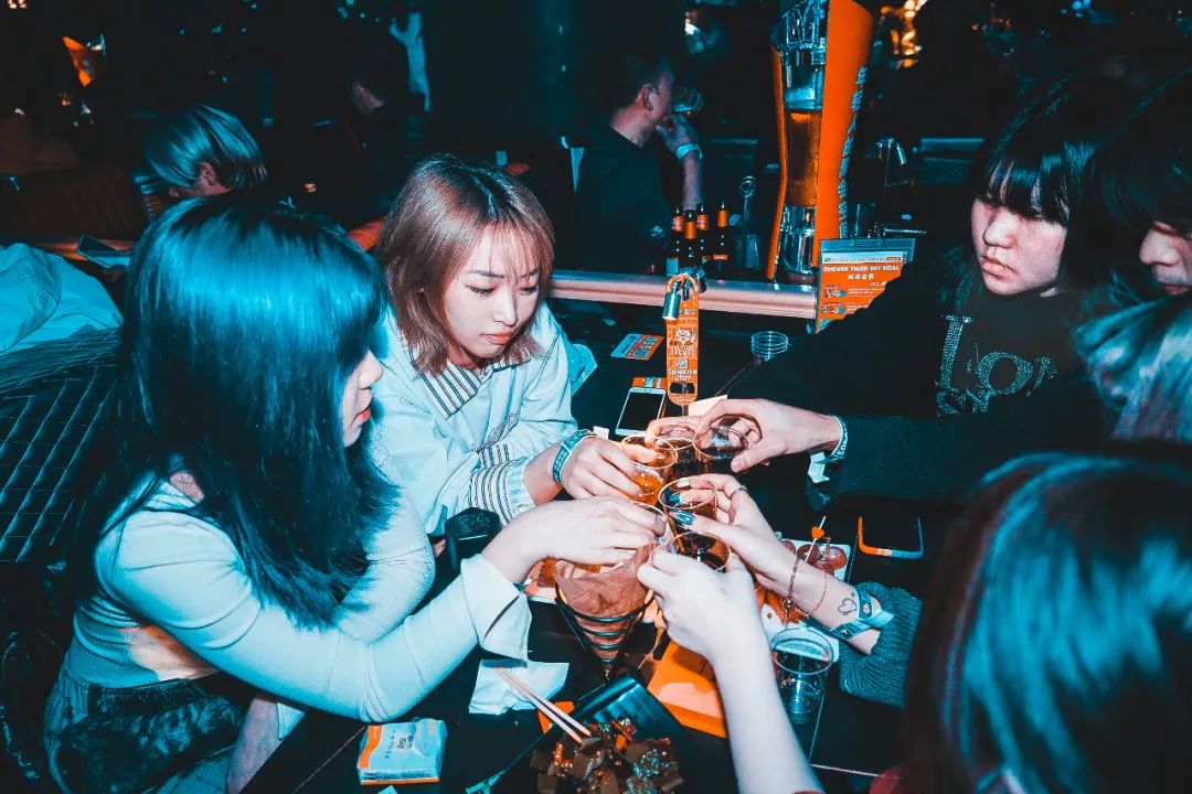 九街新店开业!【辰色酒馆】全国连锁辰色酒馆终于落户重庆啦!29.9元起购超值酒水套餐!专属年轻人的酒馆~重庆娃儿的微醺夜生活!辰色斗酒暗恋、爱之醉、百威....