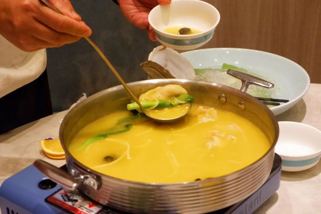 浓汤过桥象拔蚌5.jpg 【西湖区西溪路·海之莲】海鲜的饕餮盛宴~【圣诞元旦通用】仅98元抢门市价366元海之莲品质2-3人餐!爽口鱼皮拼酸辣菜梗+家烧汪刺鱼+酸汤肥牛+巴沙鱼排……;298元抢门市价1027元海之莲海鲜盛宴4-6人餐!浓汤过桥象拔蚌+倒笃蒸象山梭子蟹+黄油香煎象山本带魚+黑椒牛仔粒+网红香辣虾+馋嘴牛蛙+油淋金瓜+秘制熏魚+桂花糖芋艿(4例)……邀你一起“食欲共振”!