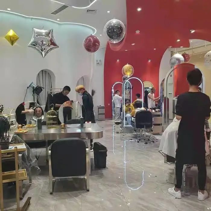 微信图片_202102031522483.jpg 【呈贡吾悦广场▪好看的皮囊千篇一律 ,拥有一个与众不同的造型才是万里挑一】仅9.9元/99元抢门市价61元/368元的【漂亮百分百】洗剪吹/精洗+精剪+吹+烫染2选1套餐【快到漂亮百分百来 ,找到zui适合你的发型,开启美丽人生新篇章吧~】