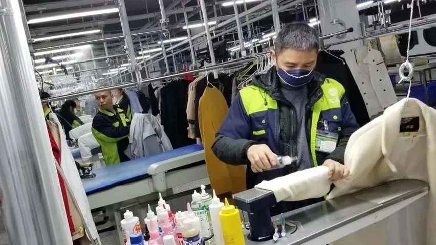 微信图片_202012301449216.jpg 【江浙沪皖地区通用|衣行家|快递上门取送】69元抢3件衣服、鞋子任意清洗!99元抢5件衣服、鞋子任意清洗!行走在您身边的专业洗衣行家,足不出户解决你的洗衣烦恼~