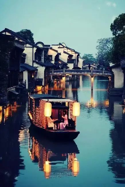 【乌镇独栋联排三卧别墅/使用期至明年4月】国家5A级旅游景区,漫步水乡人家,静享美好时光~399元享门市价1688元【乌镇·蕴舍别墅】花园别墅1晚,699元享门市价3288元花园别墅2晚,可住4-6名成人!独栋花园别墅,尽享乌镇绝美风光~