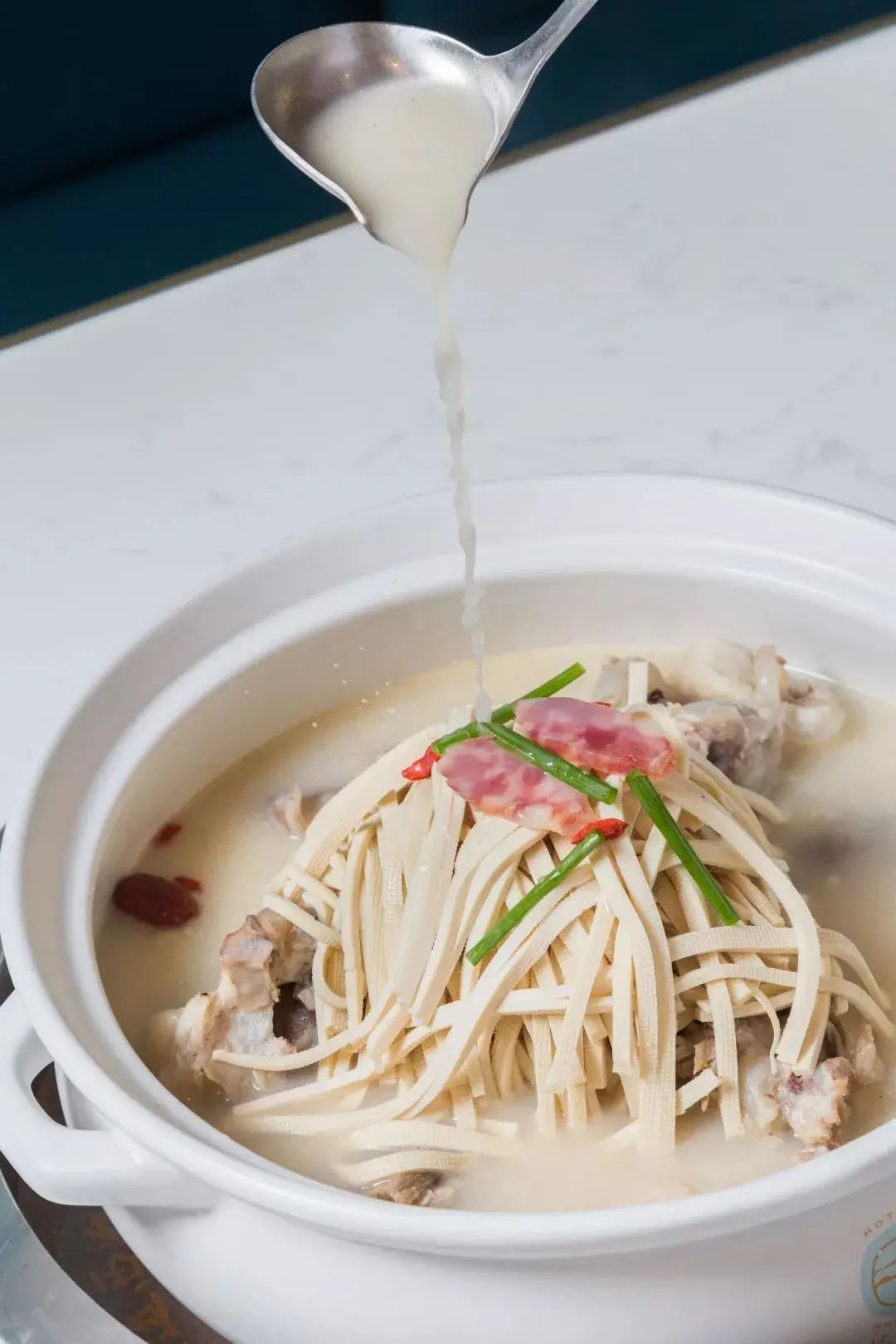 【新店开业·拱墅万达·同人广场双店同庆·杭锅儿筒骨砂锅】隐逸西湖好味道!快来打卡浙江地区本土人气火锅!现仅139元可享杭锅儿超值筒骨砂锅3~4人餐,筒骨砂锅(中锅),谷饲滑牛肉,招牌虾滑,皇冠黑猪梅花肉,厚脸皮,老油条,生菜,白萝卜,金桔柠檬百香果!丰富菜品,开启你的冬日火锅盛宴!