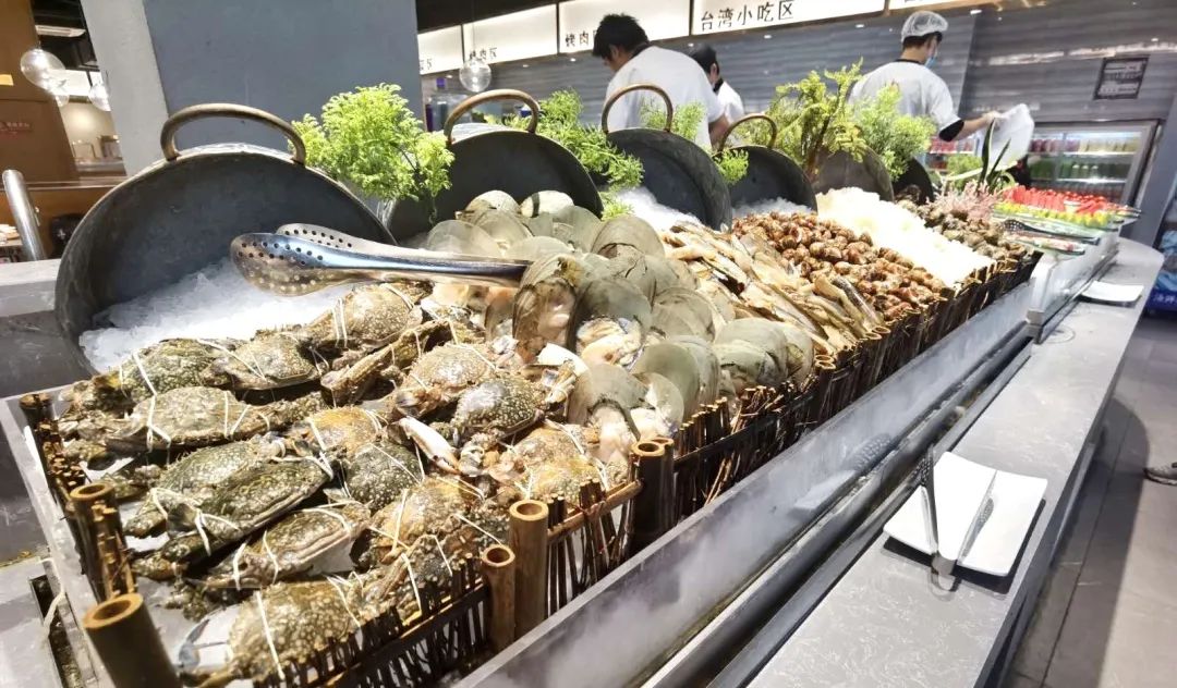 【无需预约·节假日通用·地铁直达·牛其林自助海鲜烤肉火锅餐厅(余之城店)】现仅79/88元享超划算的1大1小午市/晚市自助套餐!阿根廷红虾、铁板牛排、海鲜、烧烤、刺身、煎扒、热菜...近300种菜品,超丰富品类!朋友聚会公司聚餐情侣约会打卡地!