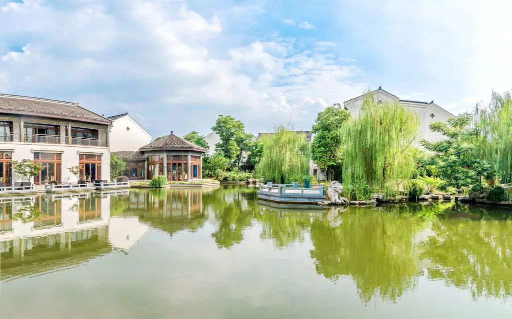 【无锡梁鸿湿地丽笙度假酒店 周末不加价】休闲独家的好去处!599元起抢大床房/双床房1间1晚+早晚餐 免费停车 、免费使用酒店健身房、游泳池及儿童乐园!自带10万㎡园林美景,亭台楼榭、九曲回廊皆临水而建,仿若住进了《红楼梦》的大观园~毗邻奥特莱斯,游荡口古镇、梁鸿湿地公园,还在等什么!快来体验吧