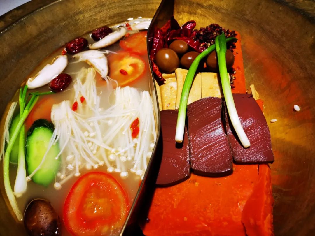 【南大街中大国际|大味火锅】1周年庆大促,抢到就是赚到!149元抢门市价336元的大味火锅3-4人餐,千层牛肚,喷火牛肉,大味肥牛,乌鸡卷,鲜鸭血,撒尿牛肉丸,海带苗,金针菇,川粉带,油麦菜..手工炒料,空运食材!