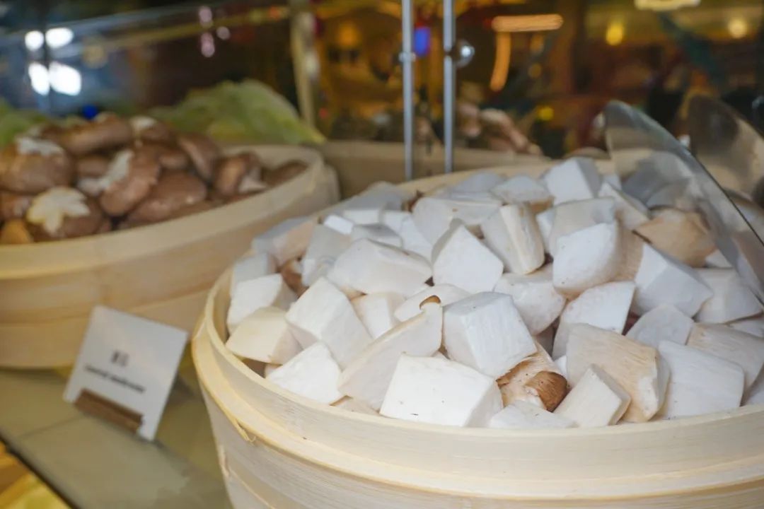 DSC07884.jpg 【上海新世界丽笙大酒店】人广C位!¥178/位小火锅自助晚餐:芝士小青龙+海参鲍鱼汤惊艳派送!畅吃6种口味小火锅+现切阿根廷牛肉;¥238元45楼旋景餐厅双人下午茶套餐,百米高空享受浪漫下午茶,魔都景色尽收眼底,自带超长使用期,先屯再用,赶快抢购吧!