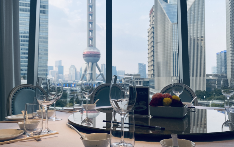 【应广大粉丝要求,现加推一波 | 金茂大厦 · 陆家嘴 · 眺望东方明珠塔】占据黄金C位的宫廷式餐厅!仅588元抢【悦泰环球美食】精致4人餐,北京烤鸭、芝士明虾、清蒸鲥鱼、生煎牛仔骨、黄焖鱼翅、脆皮咸鸡、爽脆蚌仔、葱油双笋、黄桥烧饼···吃一次够你炫一年,钱包也不喊救命!精致的格调和美味的食物,便是这家餐厅的代名词!