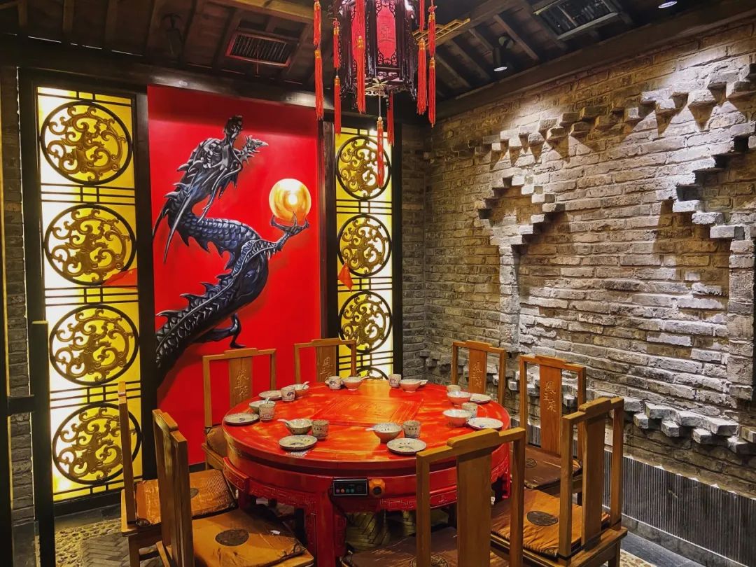 IMG_5330.jpg 【近欧亚卖场.高新光谷大街.凤王府成都火锅】【品质火锅店|周一至周五无需预约.2人及以上任意人数使用】火锅界的“Super star”!仅128元即可享门市价500元的10荤套餐,锅底3选一: 牛油骨汤鸳鸯锅、王府秘制红汤锅、一口没有浮华的锅底+王府屠场毛肚+纯手工鲜虾滑+ 霜降牛肉+ 锡盟小肥羊+ 鲍鱼(根据人数上)+ 一米鲜鸭肠+QQ脆鱼片+ 串串青虾+ 黄金芝士条+鸭血旺+调料6位+自助小零食~